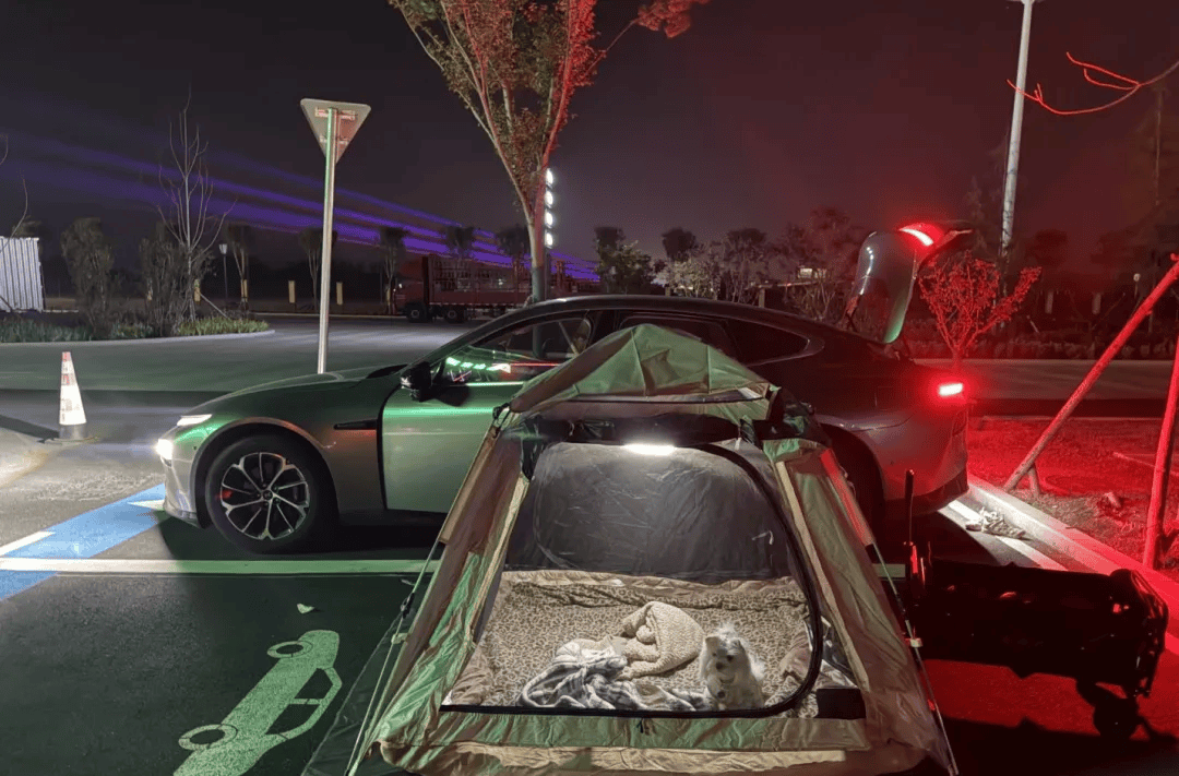 期间年轻人旅行掀起“帐篷过夜”热潮不朽情缘登录不住酒店住帐篷!国庆(图1) 期间年轻人旅行掀起“帐篷过夜”热潮不朽情缘登录不住酒店住帐篷!国庆(图1)