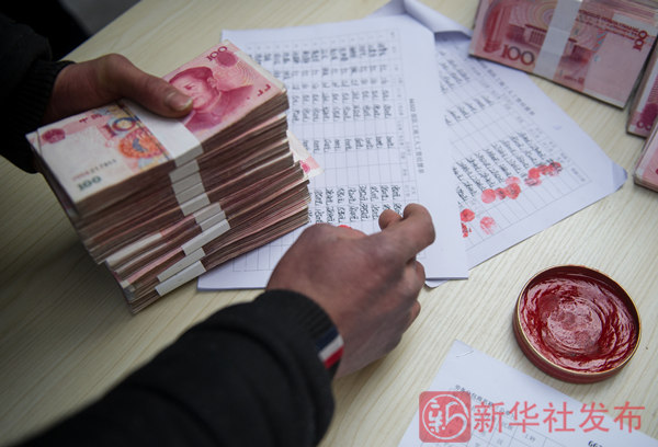 时 新华社记者陪农民工讨薪不朽情缘试玩网站110小(图2)