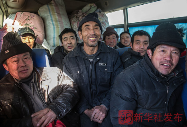 时 新华社记者陪农民工讨薪不朽情缘试玩网站110小(图3)